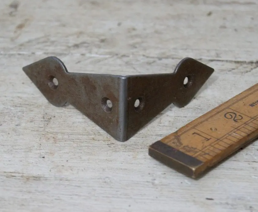 Arrowhead Corner Strap - 2.75" - Antique Iron