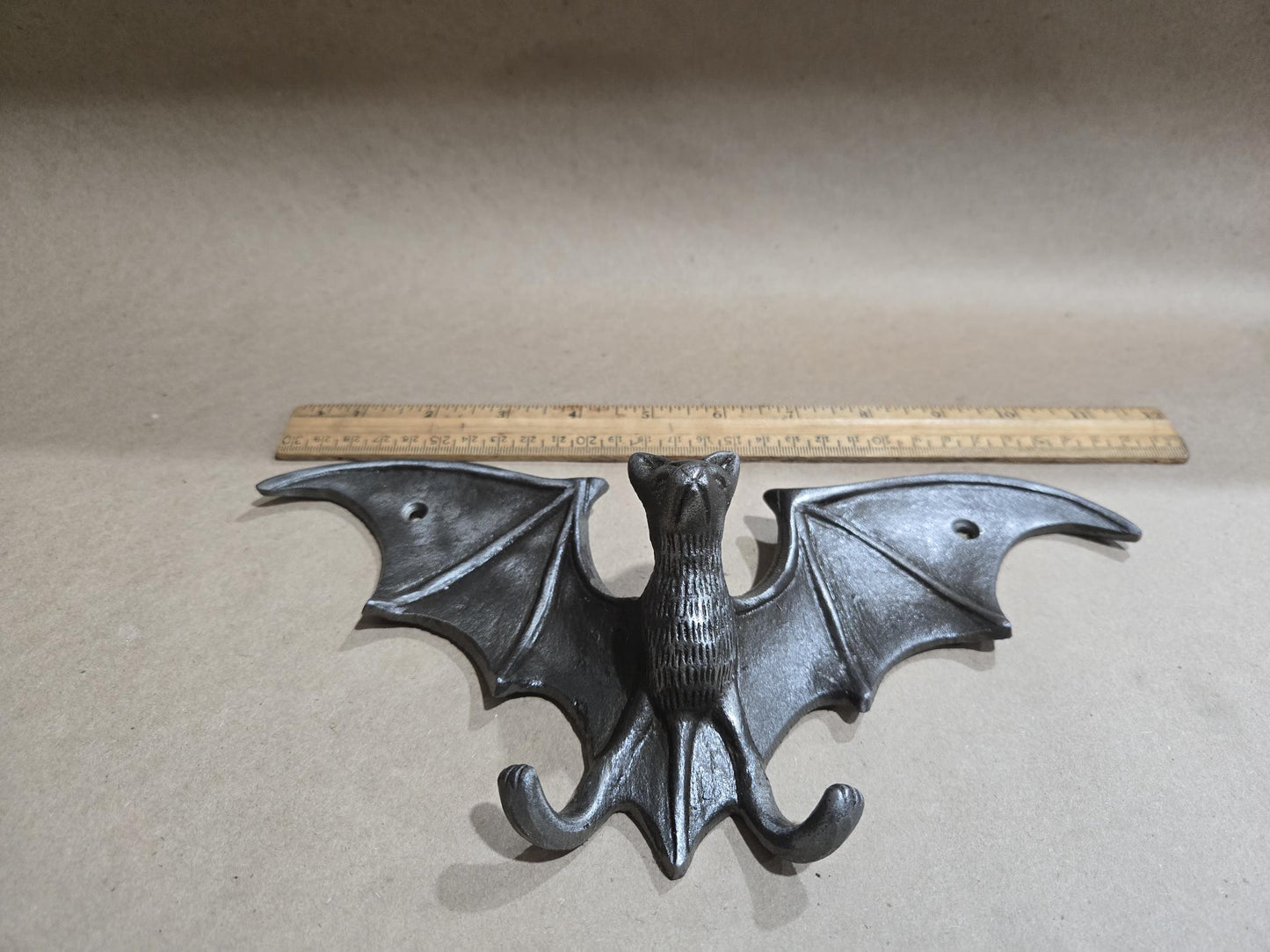 Antique Iron Flying Bat Wall Art – 270mm Wide – Gothic Claw Hook Décor – Halloween & Witchy Home Accent