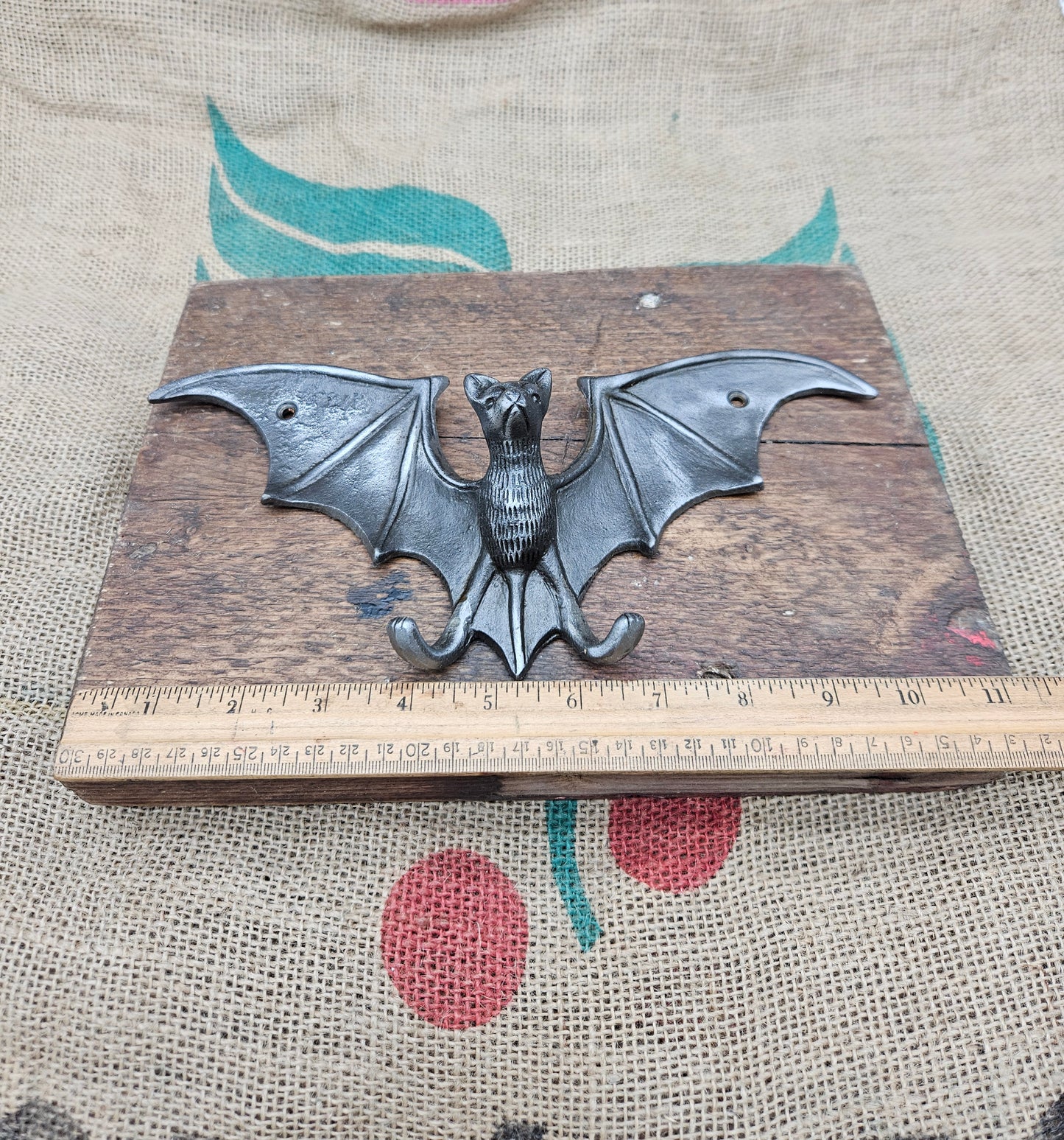Antique Iron Flying Bat Wall Art – 270mm Wide – Gothic Claw Hook Décor – Halloween & Witchy Home Accent