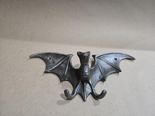 Antique Iron Flying Bat Wall Art – 270mm Wide – Gothic Claw Hook Décor – Halloween & Witchy Home Accent