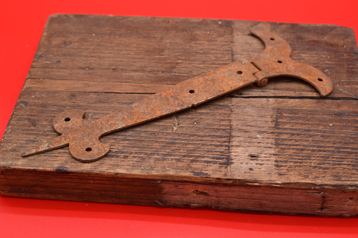 Fleur-De-Lys Hinge - Rusted Finish 4" & 8"