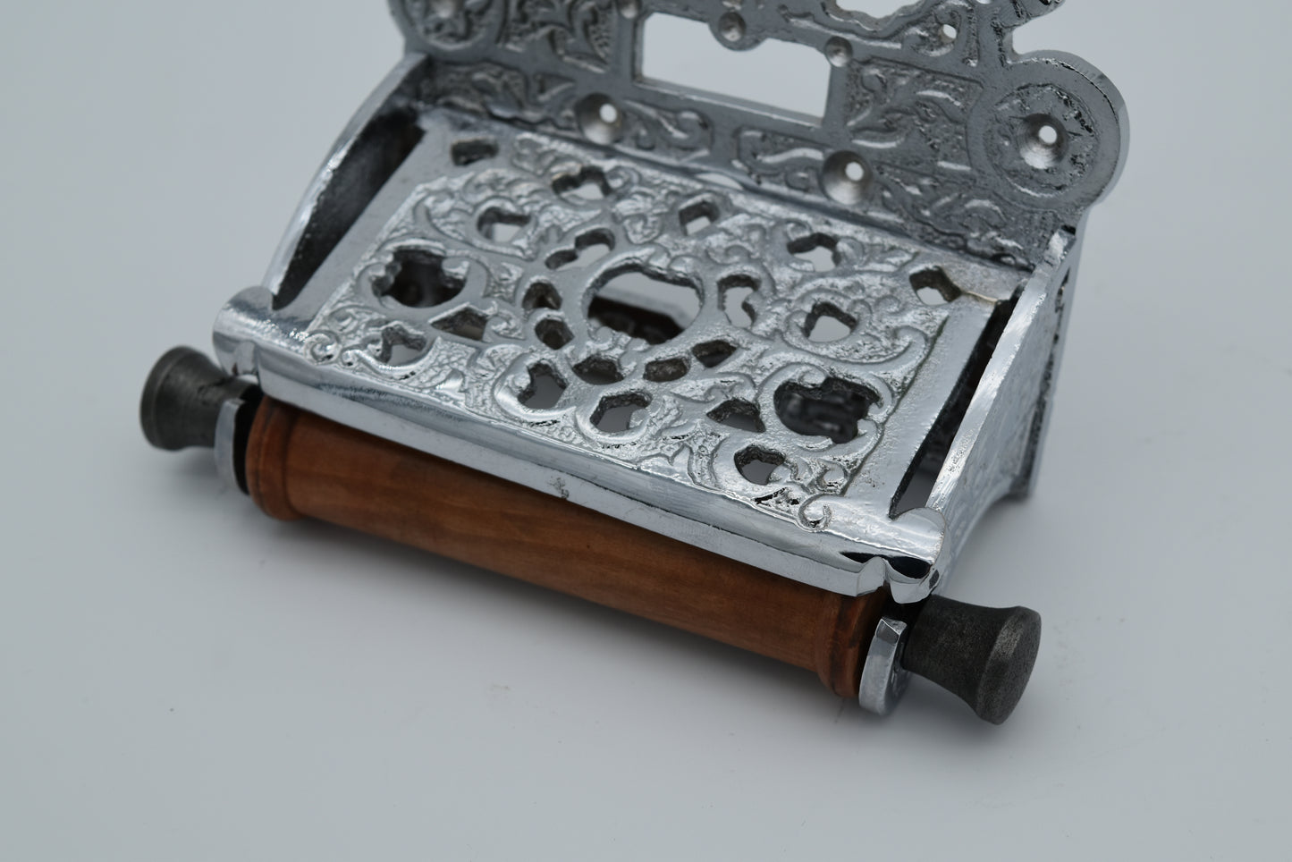 Victorian Chrome with Lid - Toilet Paper Holder