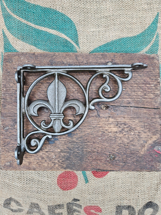 Fleur-De-Lys Bracket 6.5" x 8.5"