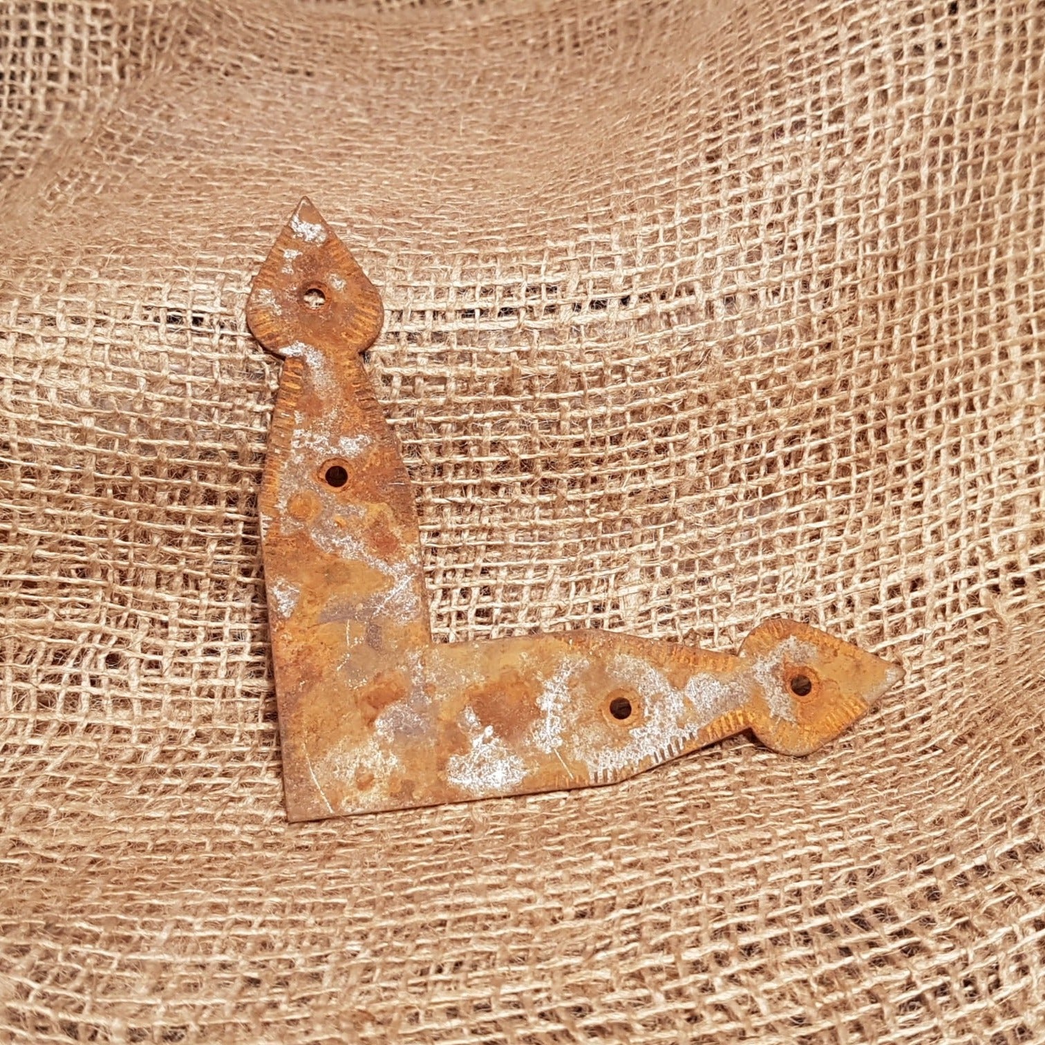 Arrowhead Corner Plate - 4" x 4" Flat Rusted Finish - Spearhead Collection - Corner Protectors - Rusted Finish