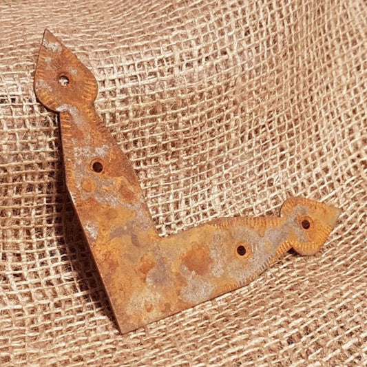 Arrowhead Corner Plate - 4" x 4" Flat Rusted Finish